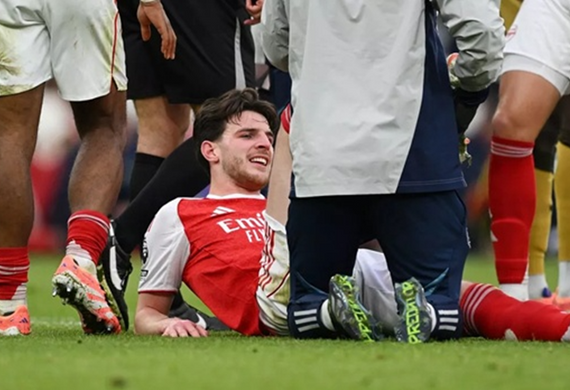 Declan Rice rời sân trong đau đớn sau màn trình diễn của một thủ lĩnh